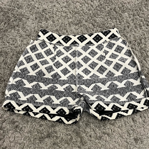 MISSGUIDED white and black high waisted pattern shorts - Picture 3 of 5
